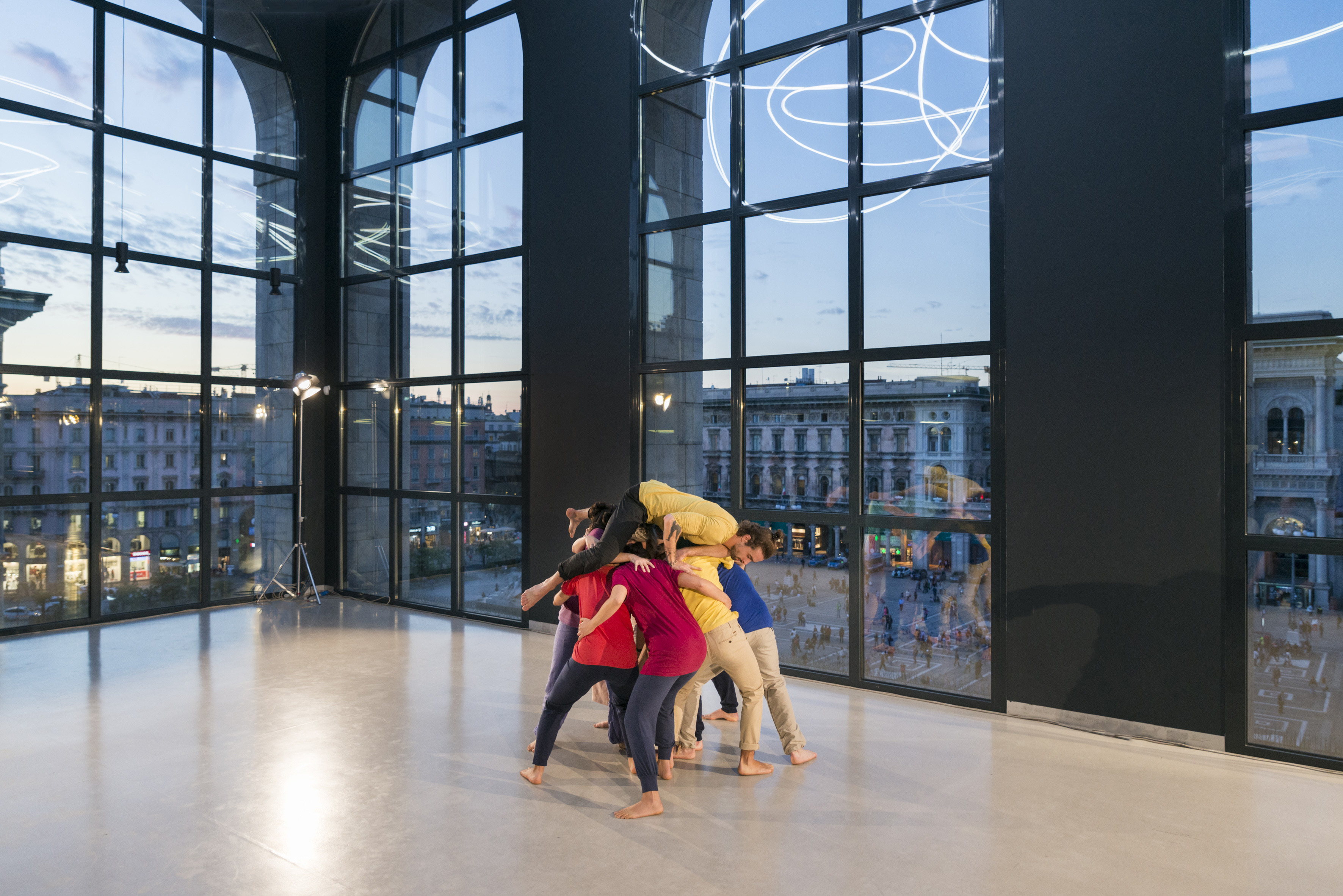 Huddle, 1961, performed at Museo del Novecento, Sala Fontana, Milan, 2017. The Museum of Modern Art, New York. © 2017 The Museum of Modern Art. Photo © Masiar Pasquali