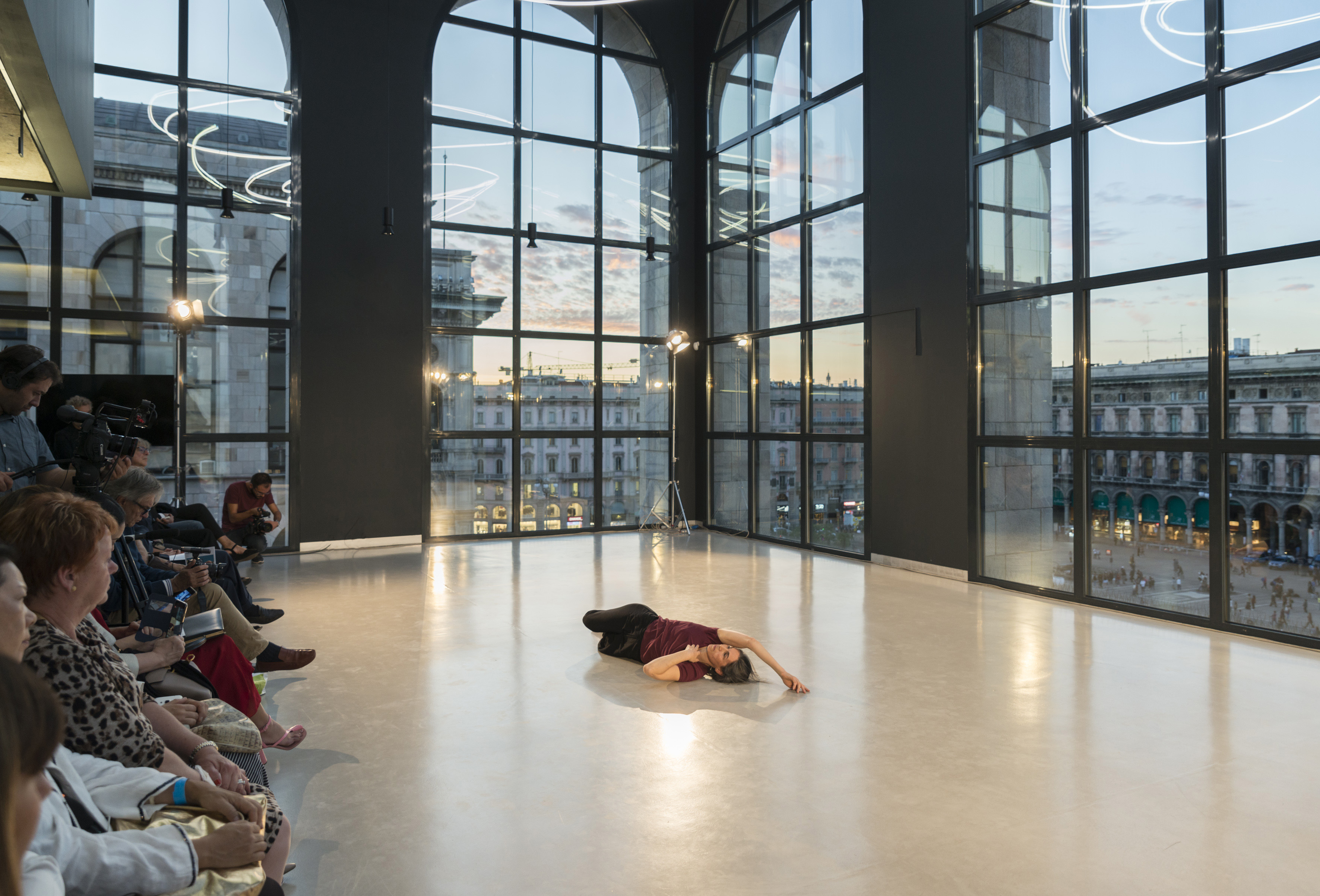 <em>Sleepwalkers</em>, 1968, performance, Museo del Novecento, Sala Fontana, Milano, 2017, eseguita nel contesto di <em>Furla Series - Time after Time, Space after Space</em>. Courtesy l'artista e The Box, Los Angeles.  Foto © Masiar Pasquali. Courtesy Fondazione Furla