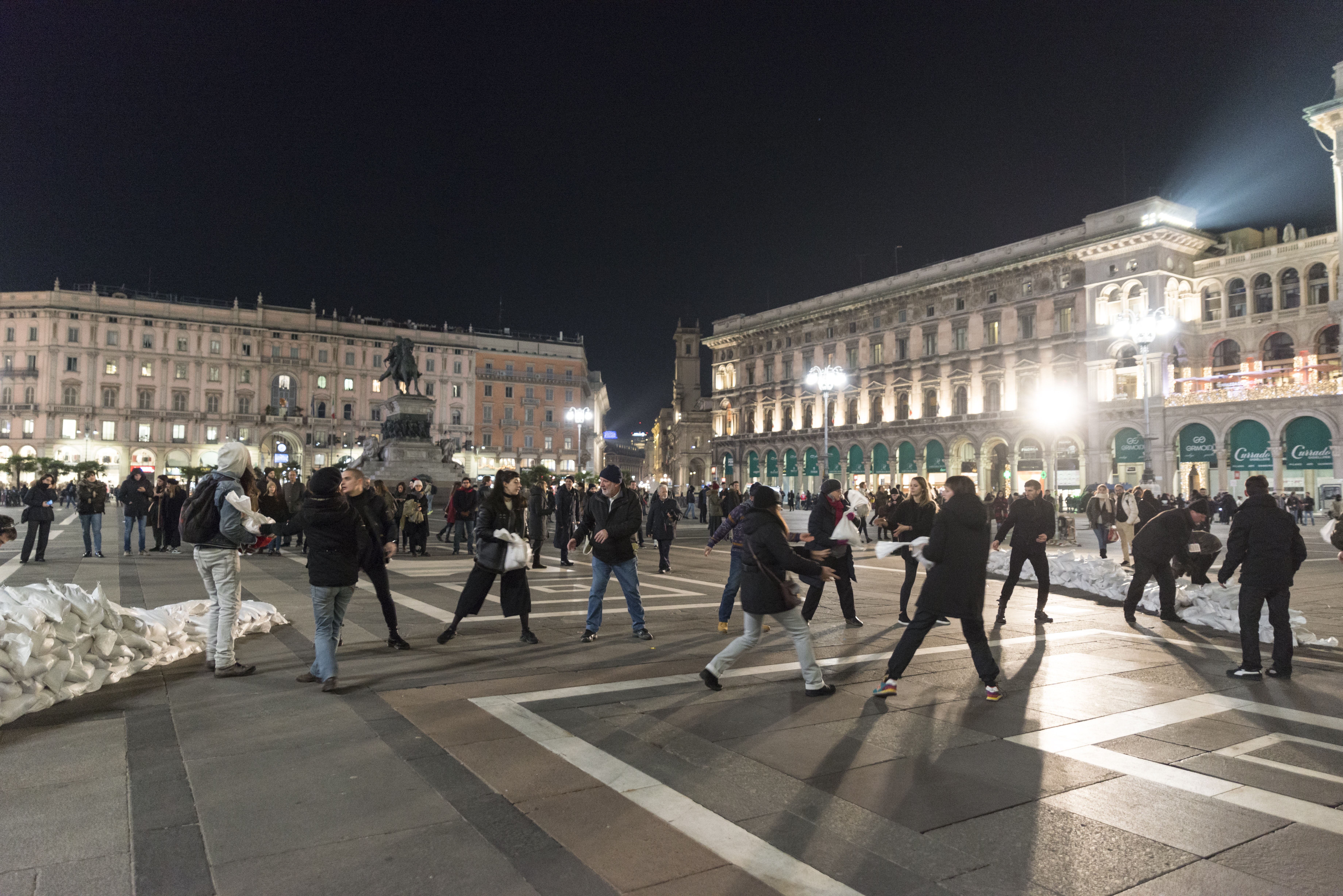 Adelita Husni-Bey Azione per una Catena Umana, act III of Frangente/Breaker, performance, piazza Duomo, Milan, 2018. Courtesy the artist and Laveronica arte contemporanea. Photo © Masiar Pasquali