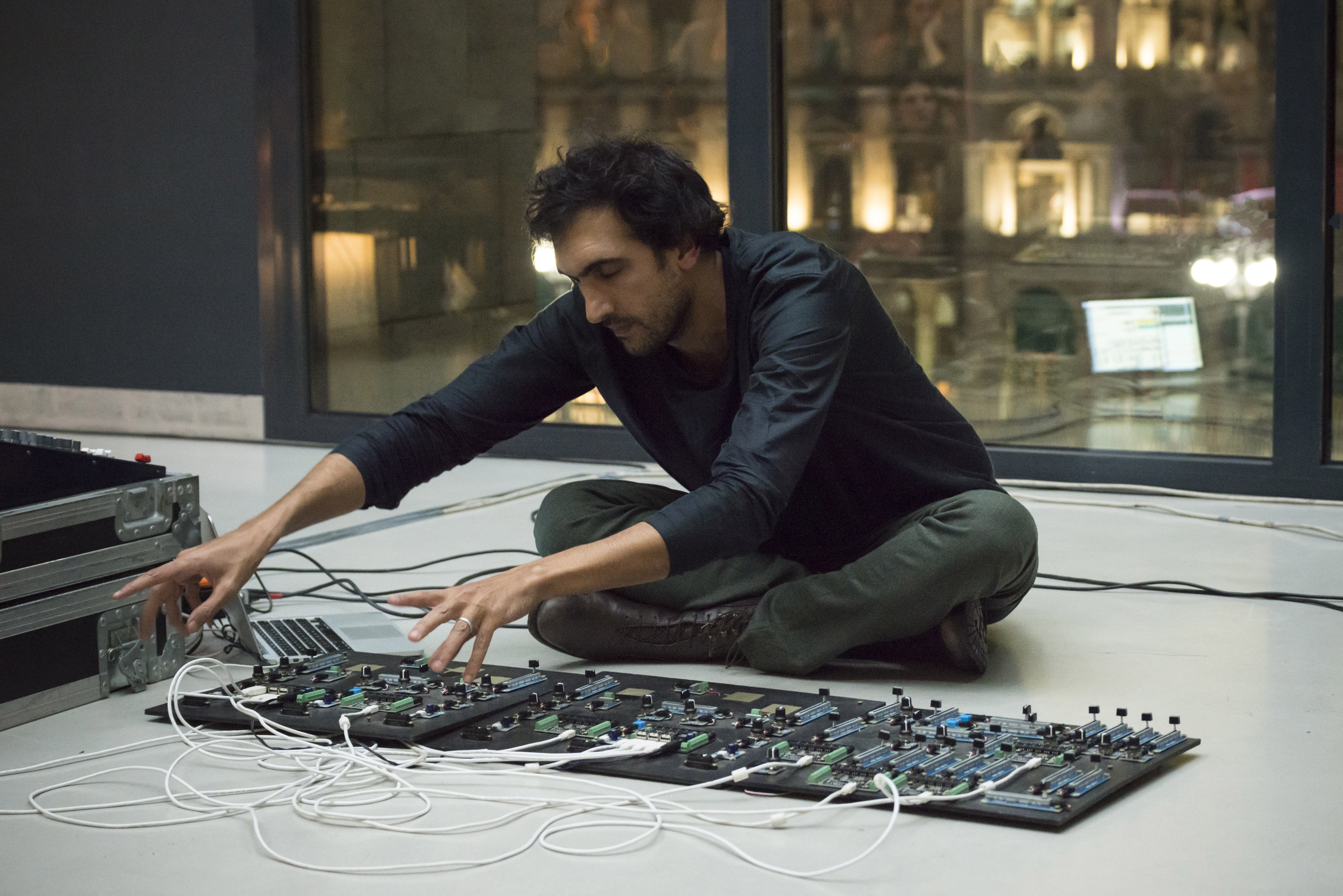 Tarek Atoui. Reverse Mix, con Andrea Lissoni, Francesco Dillon (violoncello) e Daniele Roccato (contrabbasso), Sala Fontana, Museo del Novecento, 6 febbraio 2018. Foto Masiar Pasquali