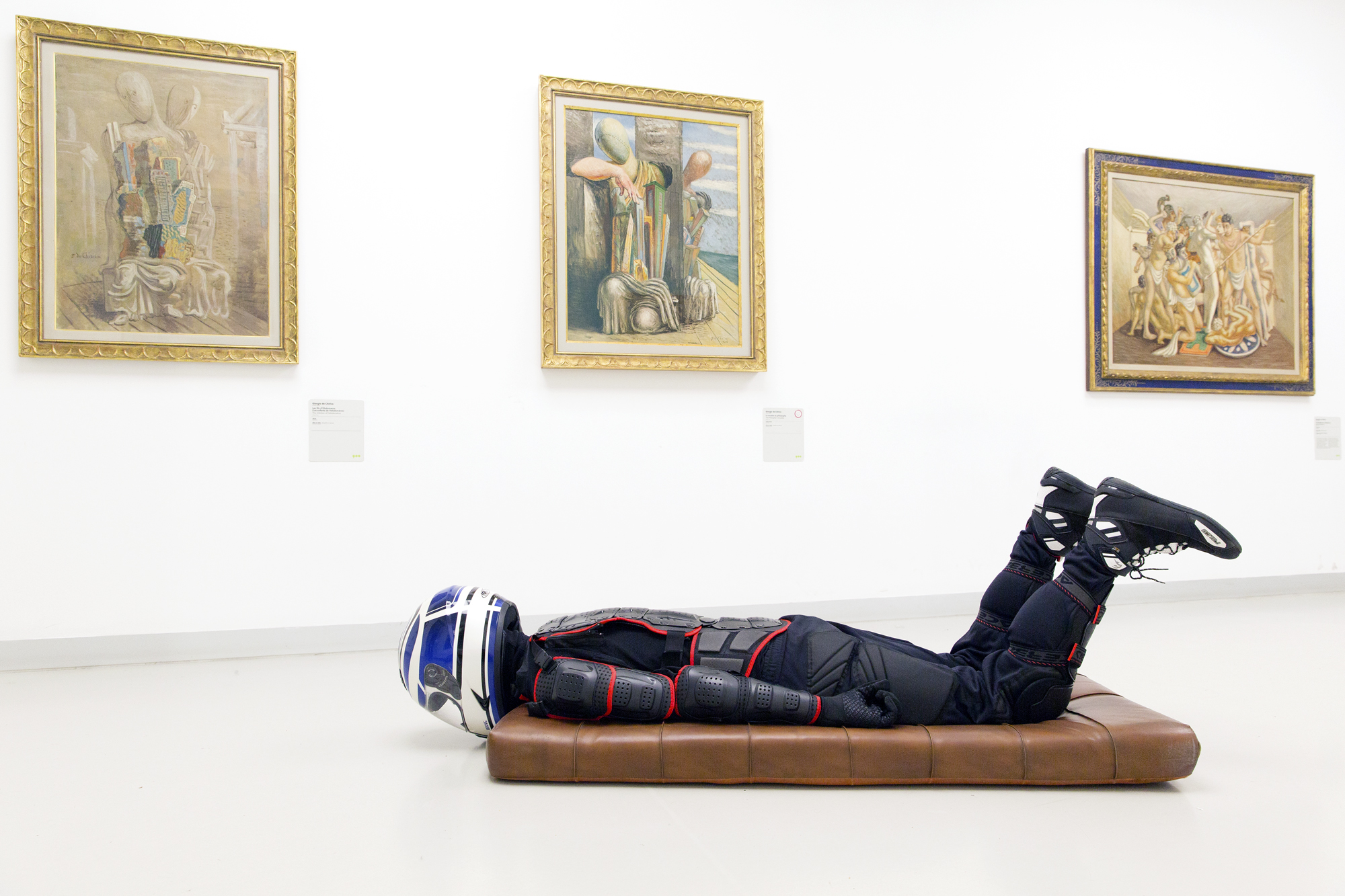 Giang Nguyen Hoang, The Fall, performance, Museo del Novecento, Milan. Photo: Alessandro Calabrese 