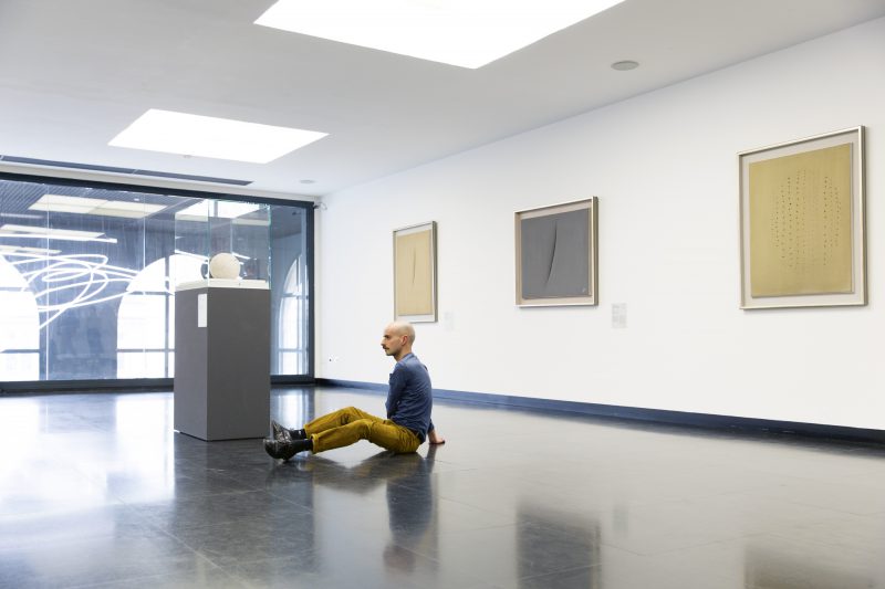 Francesco Michela Laterza, Esercizi sullo spazio #2, performance, Museo del Novecento, Milan. Photo: Alessandro Calabrese 